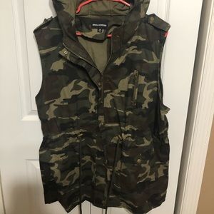 Zenana Outfitters camo hooded vest size 2x
